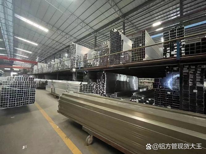 铝方管是一种常用的建筑材料,具有轻质,耐腐蚀,易加工等特点,广泛应用